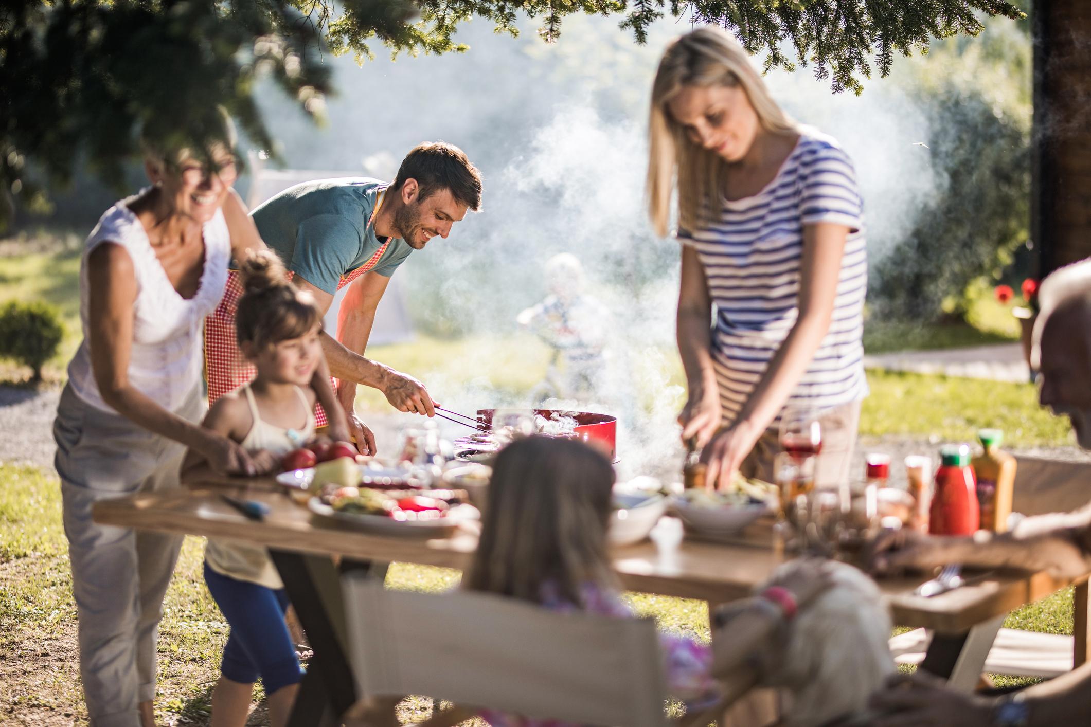 Prévenir les voisins d'une grande soirée barbecue est souvent la bonne voie pour éviter des situations désagréables avec des voisins irrités.