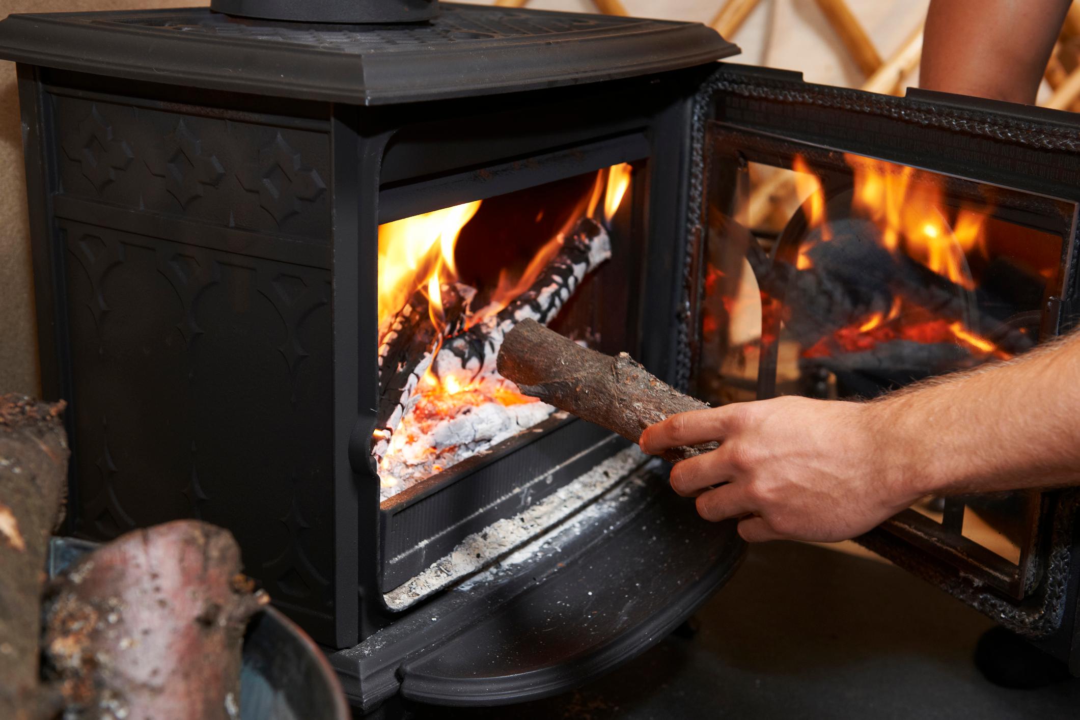 Porter une attention particulière aux cheminées et poêles à bois qui peuvent déclencher un incendie