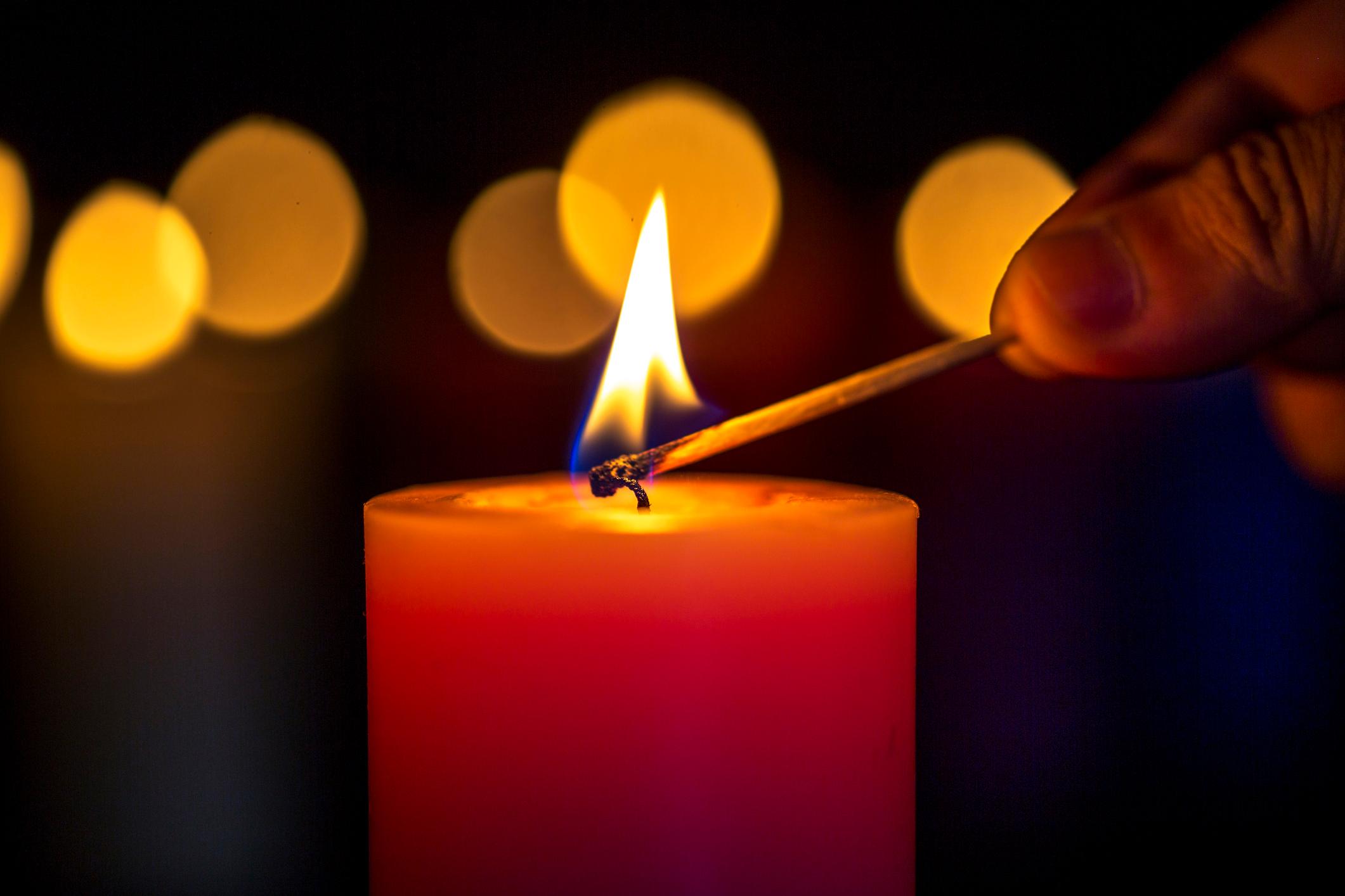 Disposer les bougies en gardant une distance de sécurité avec des objets qui pourraient s'enflammer