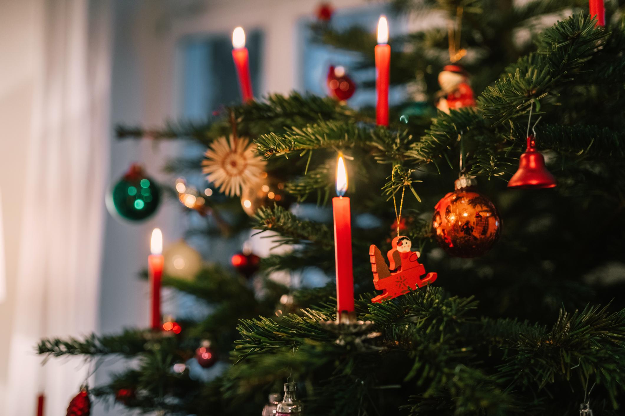 Une surveillance permanente est demandée si le sapin de Noel est décoré avec des bougies