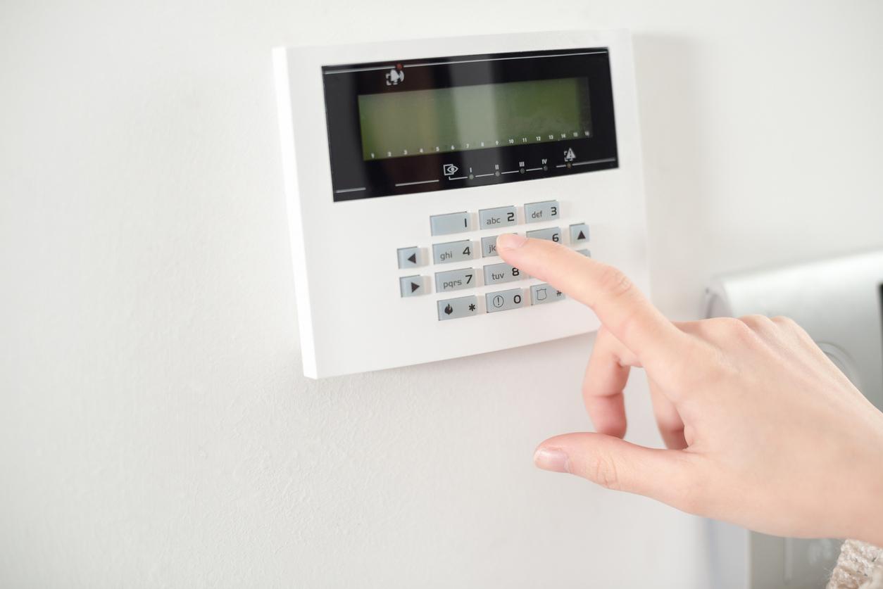 Un système d'alarme dans une maison renforce la sécurité face à un possible cambriolage