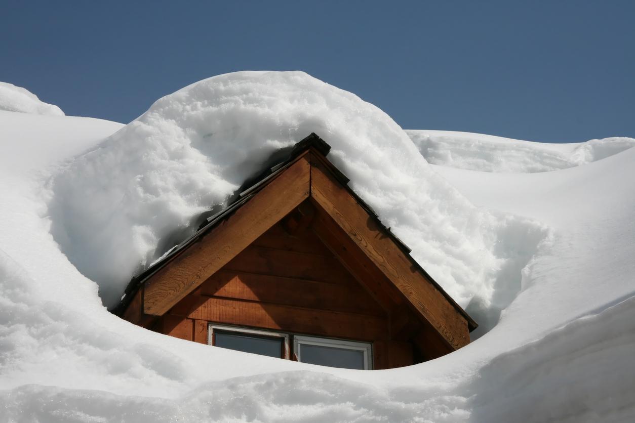  Fällt viel Schnee, kann der durch das Gewicht des Schnees entstehende Schneedruck auf Dächern zu Schäden führen. 