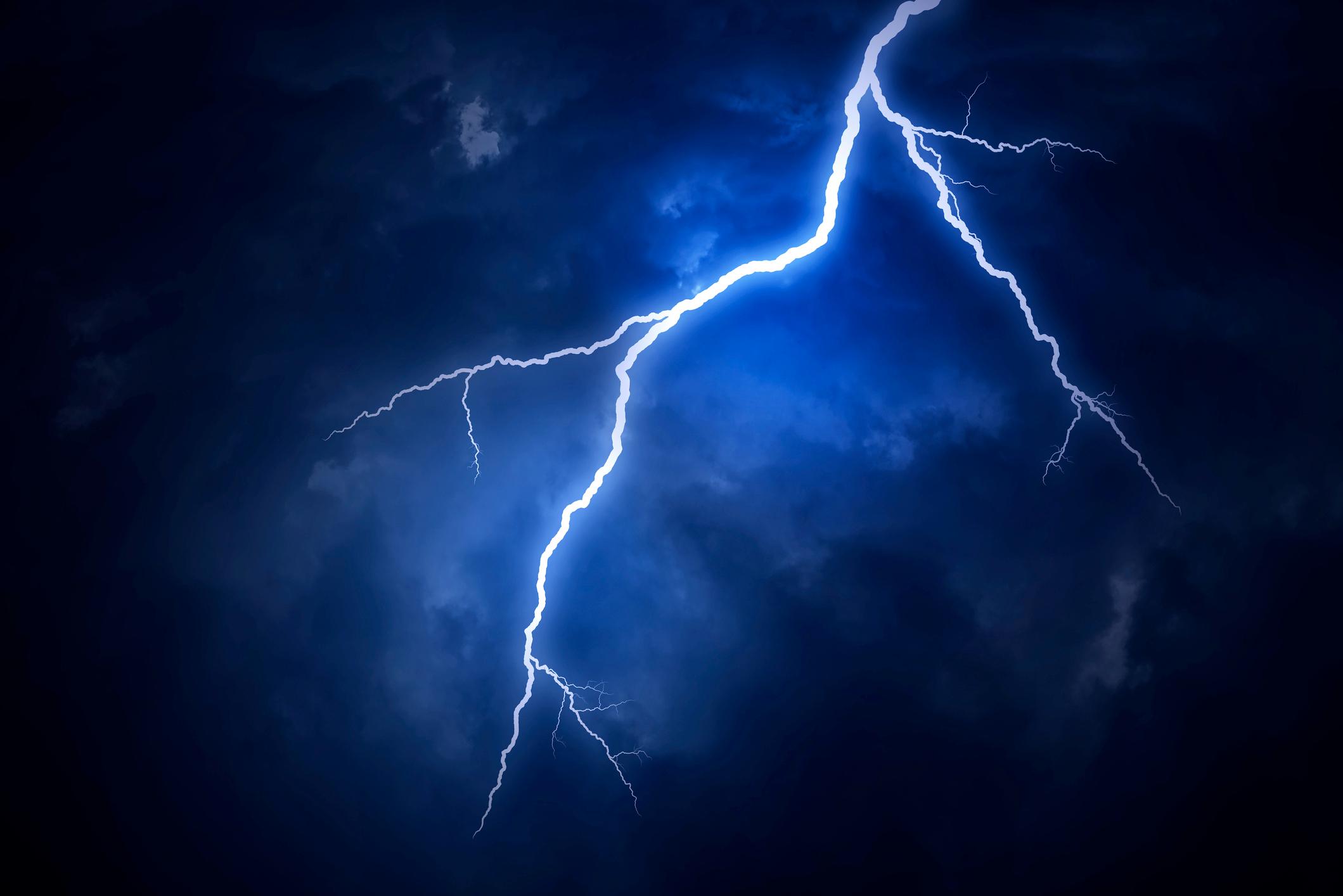  Durch die hohen Temperaturen und Stromstärken geht von Blitzen eine gewaltige Zerstörungskraft aus.