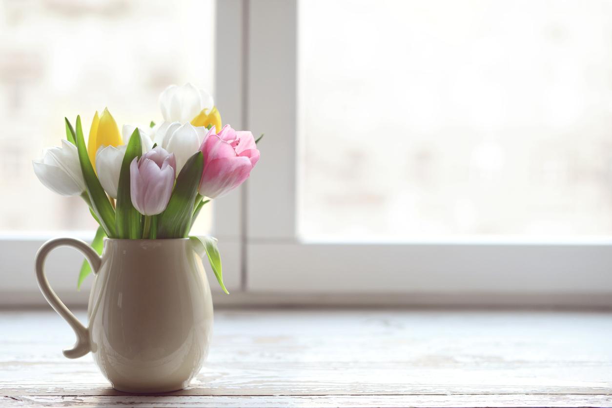 Frühlingsdekoration mit Tulpen