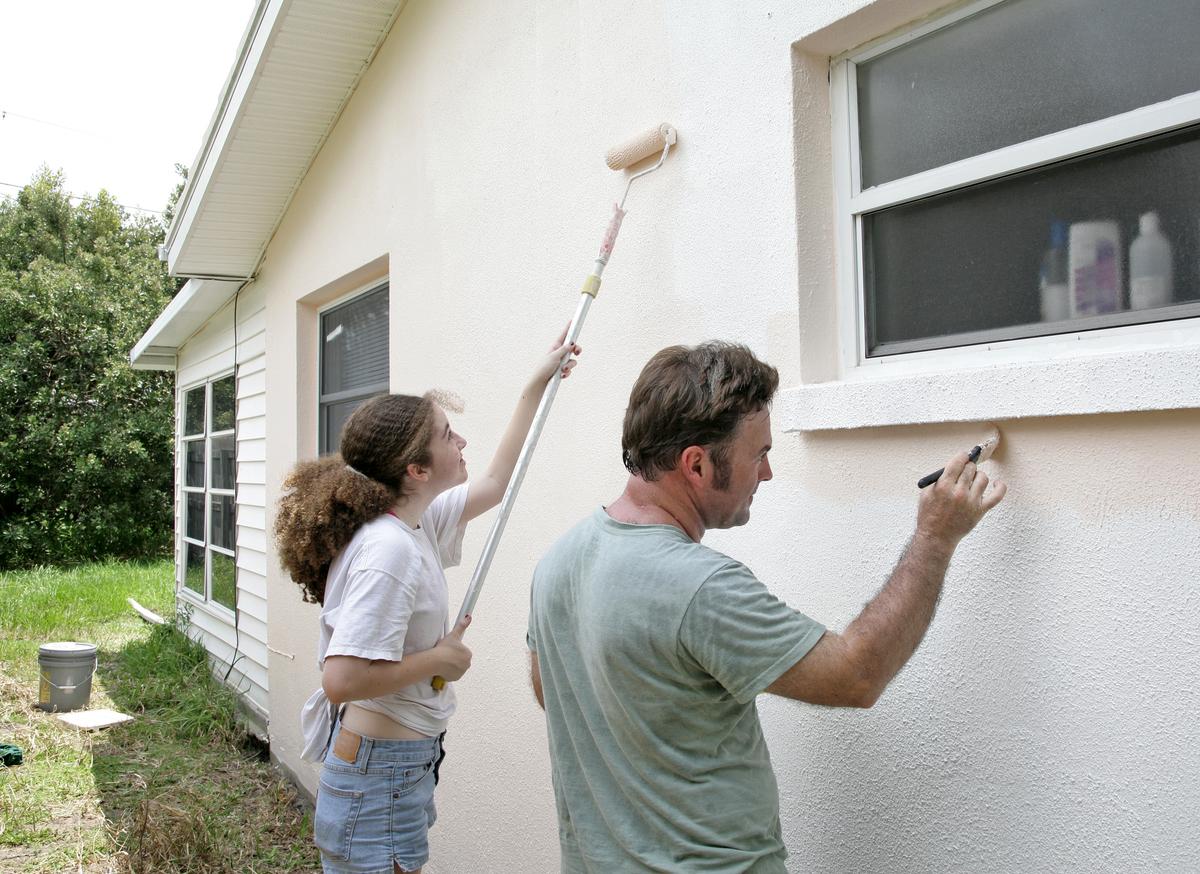  DIY Reparaturen Anstrich Aussenfassade: ein neuer Anstrich schützt die Fassade vor dem Wetter