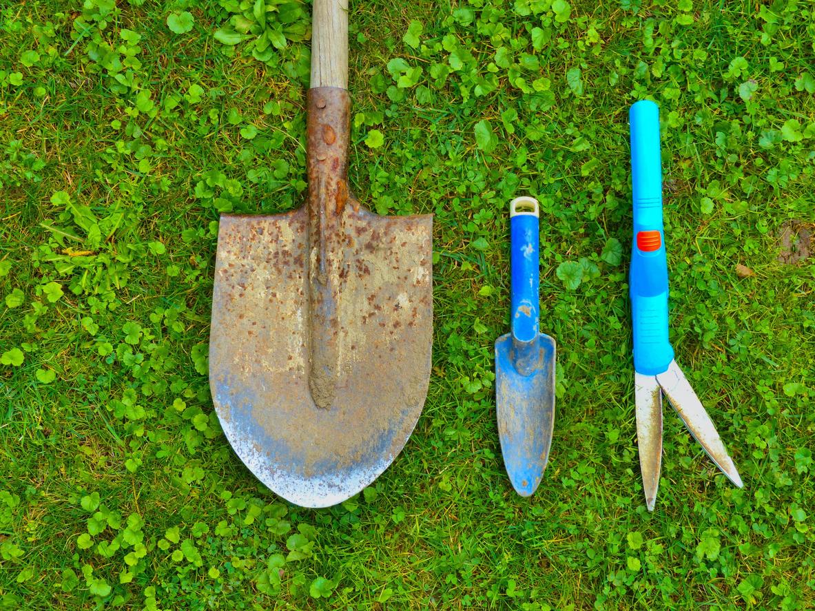  DIY Reparaturen Rostige Metallteile reinigen: Gartenutensilien werden im Regen schnell rostig