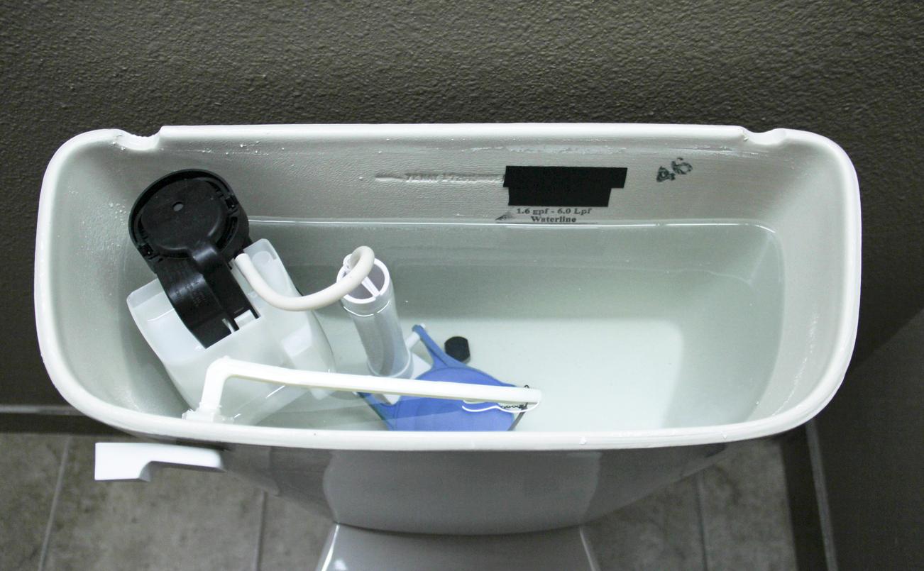 DIY Reparaturen WC Spühlkasten entkalken: die einzelnen Teile im Kasten sind schwer zu erreichen