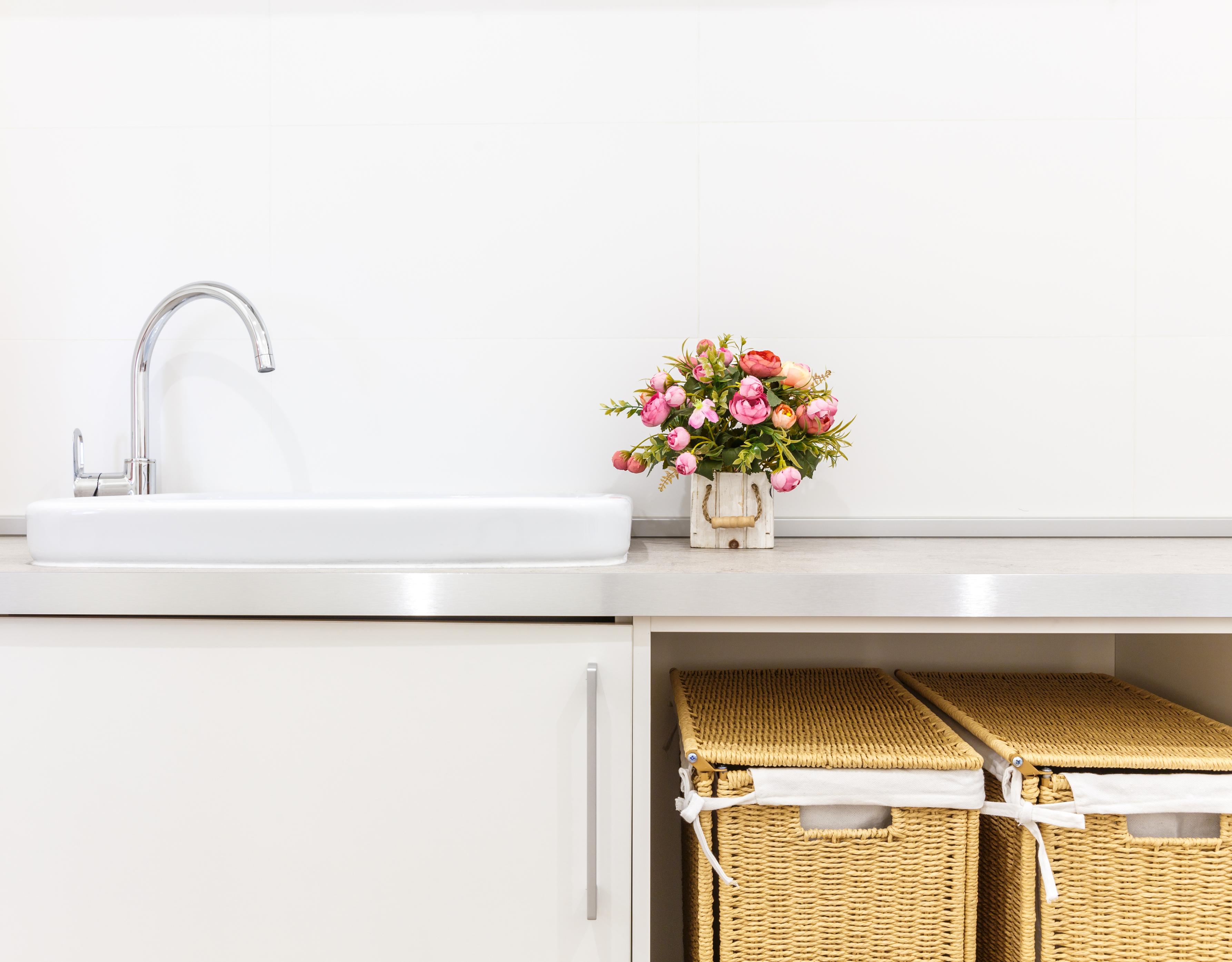 Rangez les produits de nettoyage dans les armoires ou les tiroirs