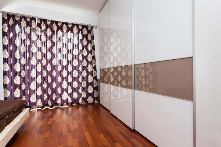 Farbkombination Beige, Terrakotta und Violett im Schlafzimmer