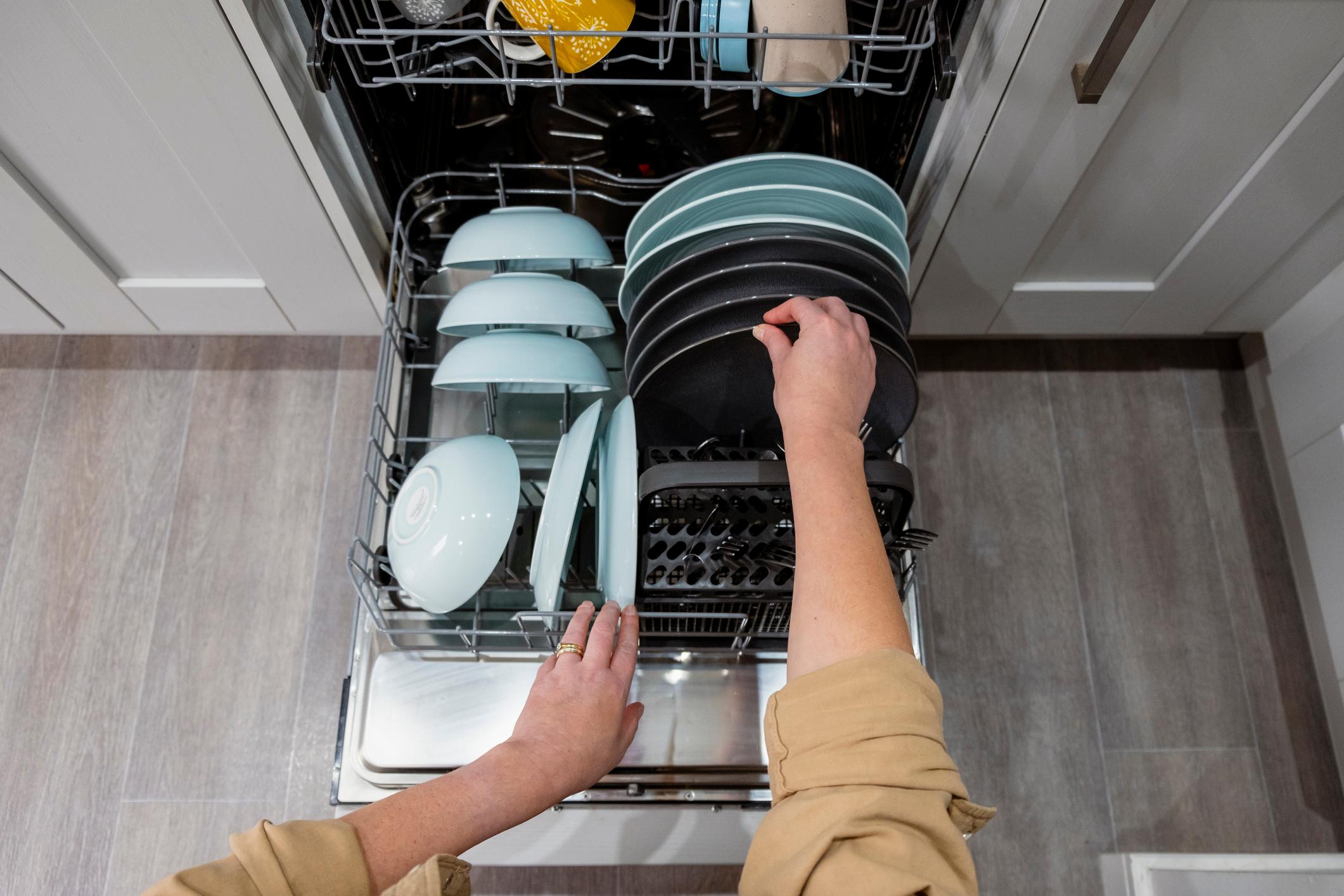 Les mauvaises odeurs provenant du lave-vaisselle peuvent avoir différentes causes. 