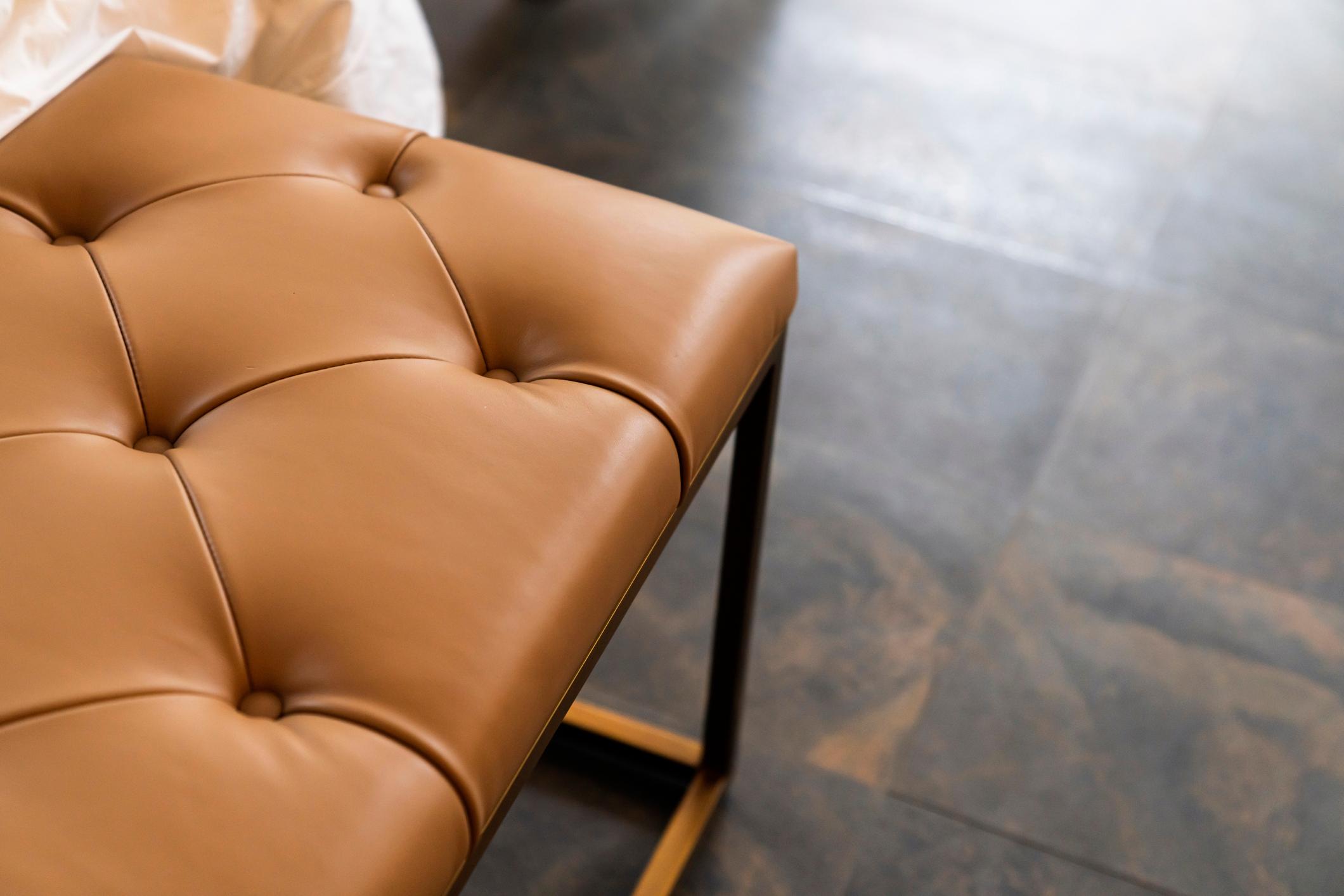 Tabouret en cuir : les meubles en cuir sont faciles d'entretien.