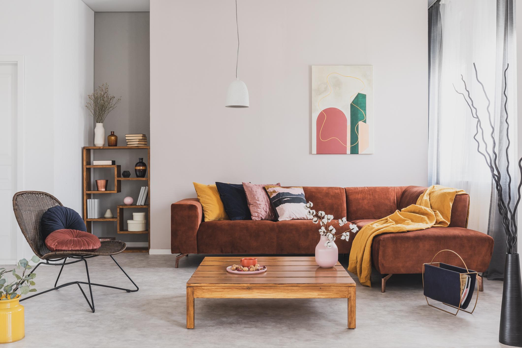 Trendfarbe 2021: «Ultimate Gray und Illuminating» Retro Wohnzimmer