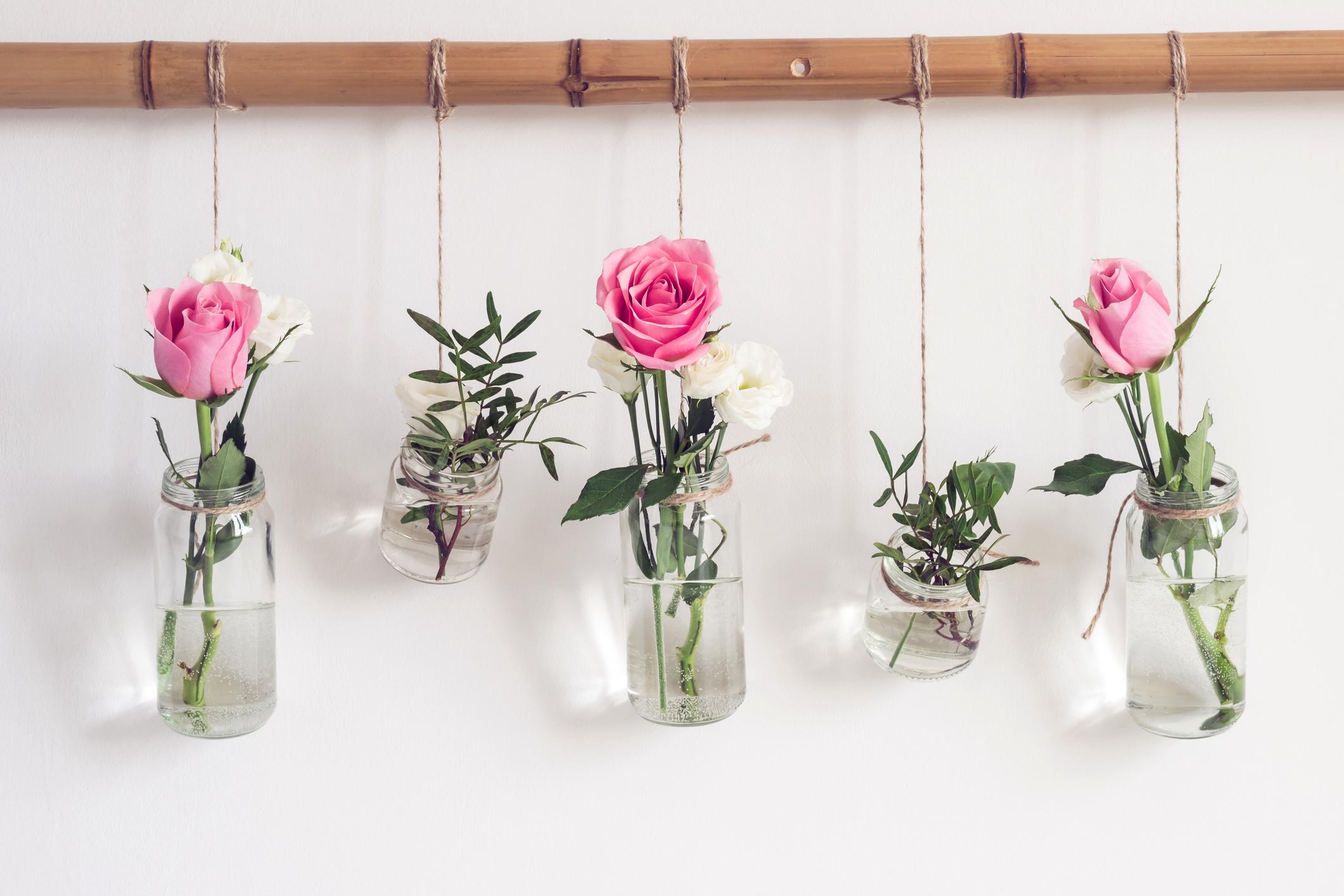 Bastelideen mit Upcycling : Gläser als Blumenvasen.