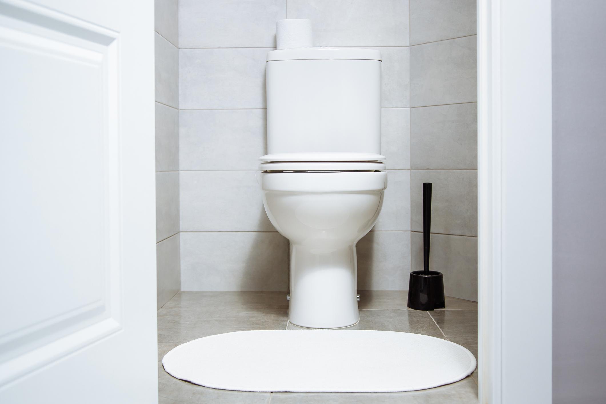 Une trop grande quantité de papier toilette, des restes de nourriture ou des produits sanitaires sont souvent la cause de toilettes bouchées. 
