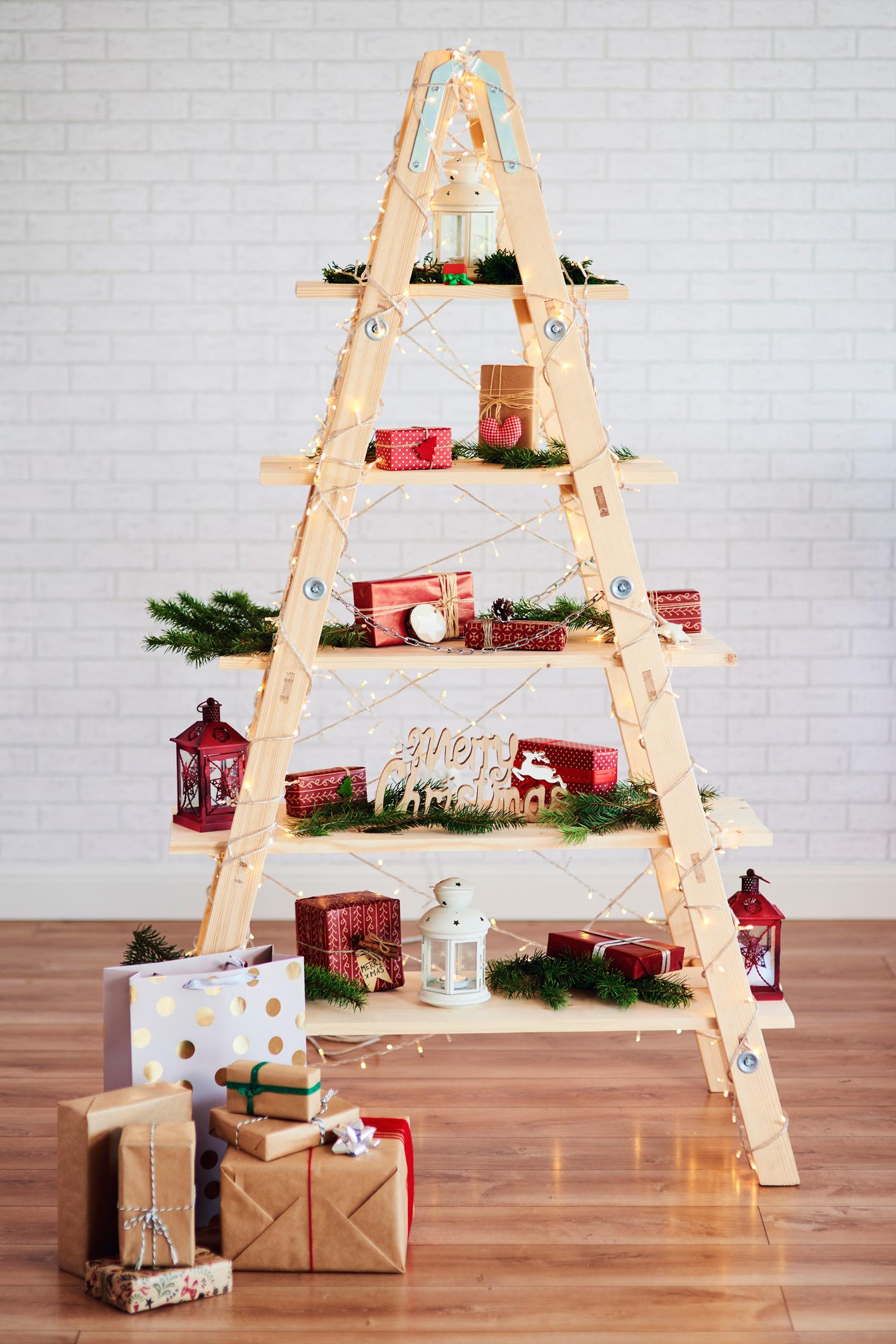 Eine Leiter lässt sich zu einem abstrahierten Weihnachtsbaum umfunktionieren.