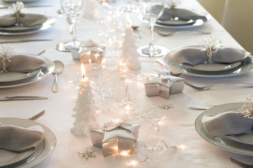Weihnachtlich gedeckter Tisch in Weiss