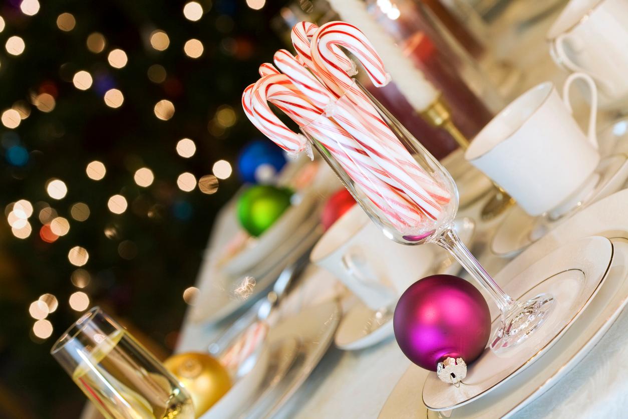 Tisch weihnachtlich decken mit Zuckerstangen