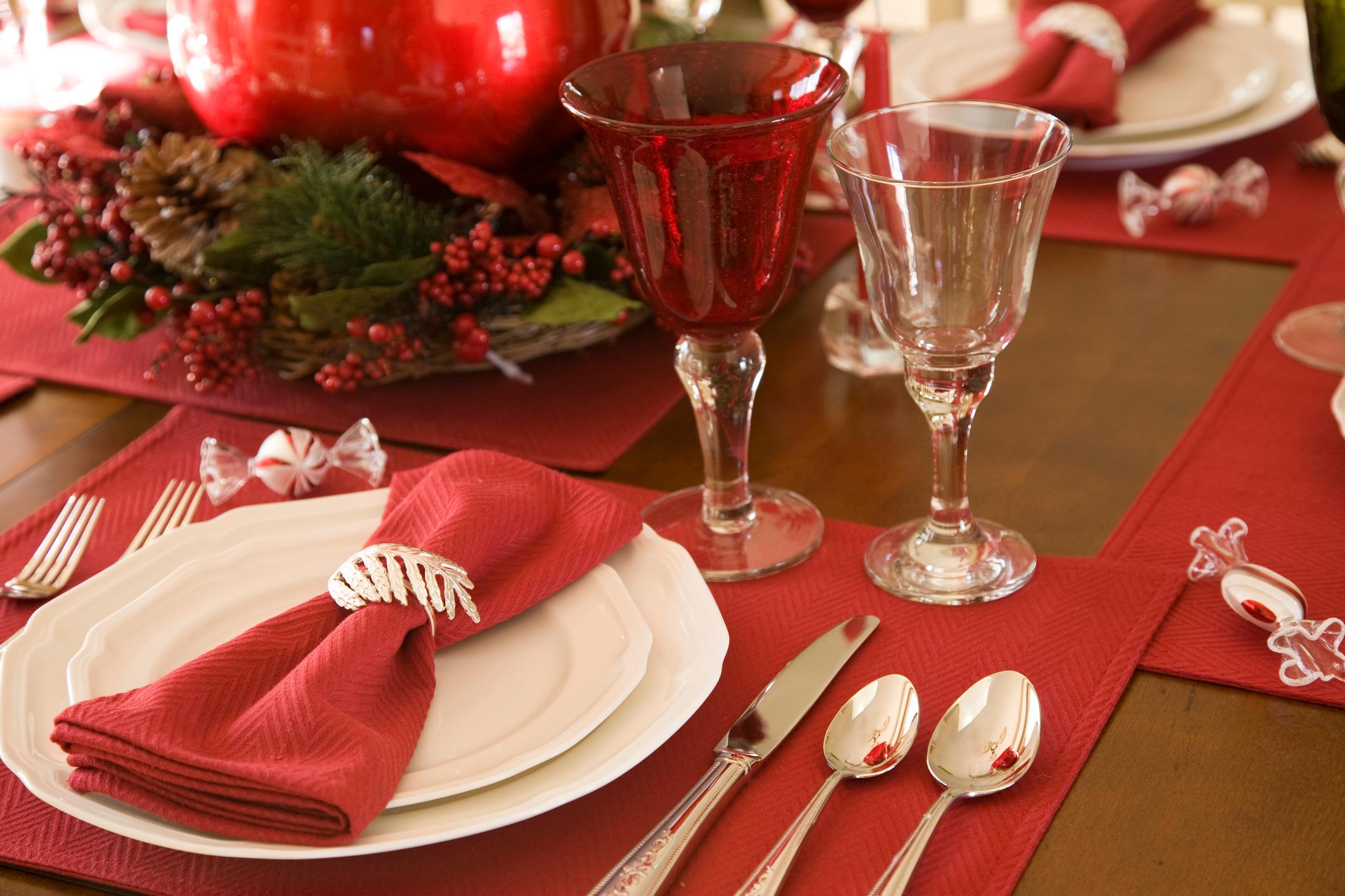  Den Tisch weihnachtlich decken in rot